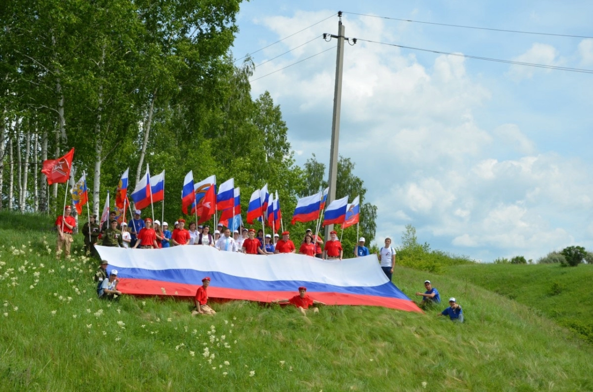 Изображение для На Вячкинском холме развернули 30-метровый флаг России