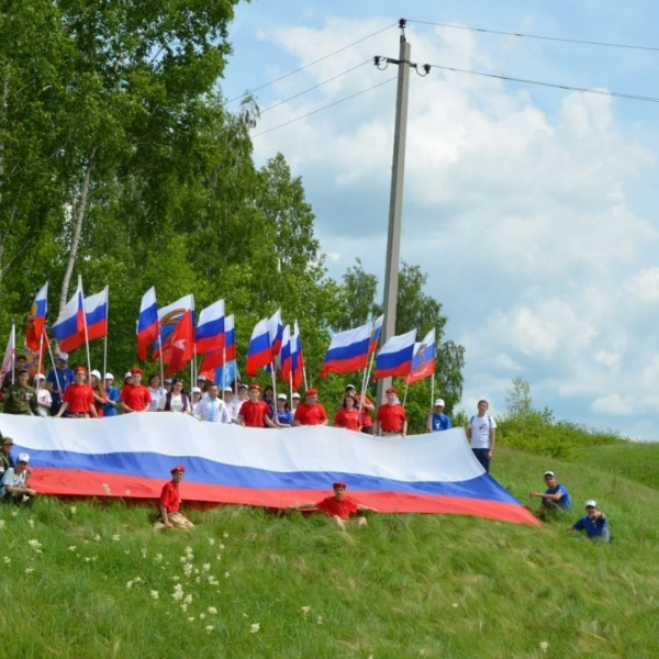 На Вячкинском холме развернули 30-метровый флаг России