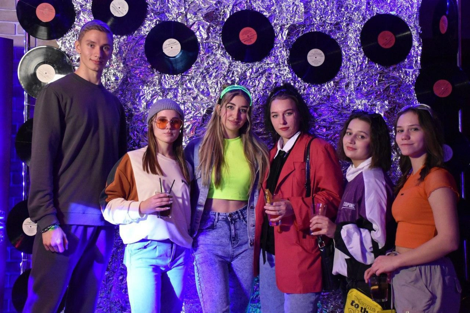 Студенты вузов и колледжей посетили карнавал в стиле 90-х (16+)