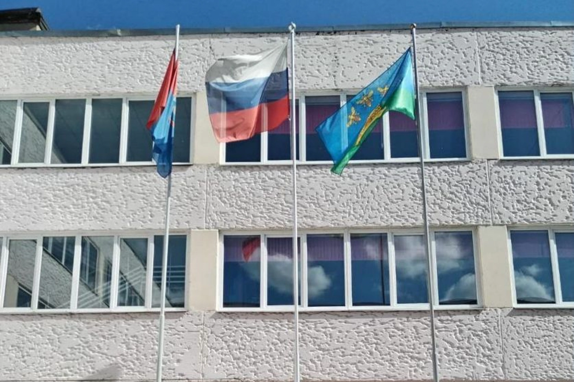 На всех городских школах установят флаги Тамбова
