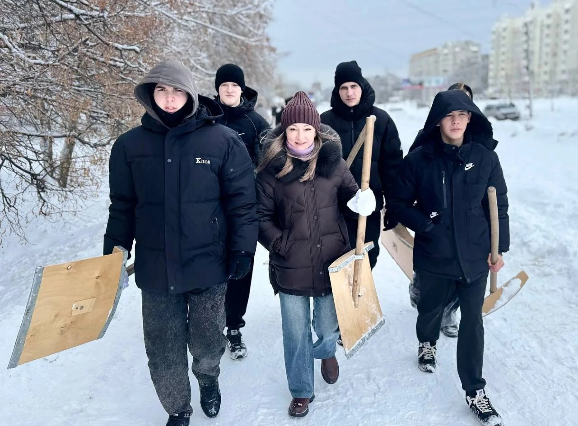 Студенты колледжей и техникумов помогают расчищать улицы Тамбова от снега