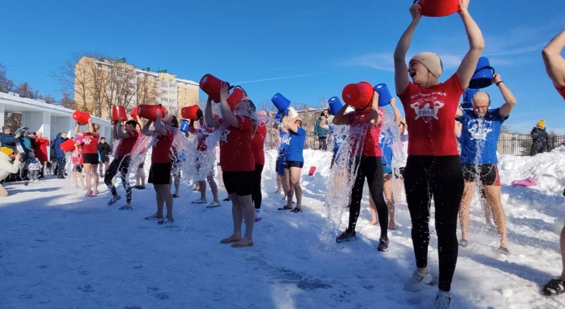 Тамбовчане присоединились к всероссийской акции массового обливания ледяной водой