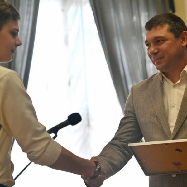 Глава региона наградил призёров Всероссийской олимпиады школьников и их наставников
