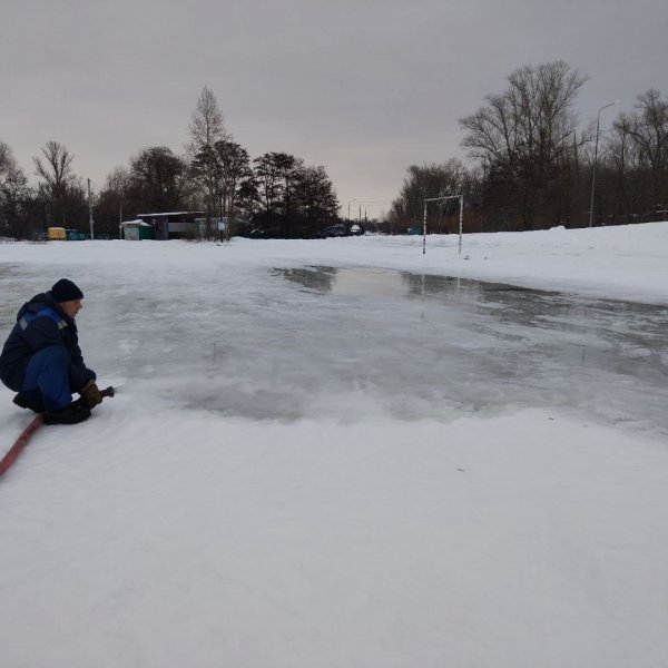 В Тамбове начали заливать самый большой уличный каток 