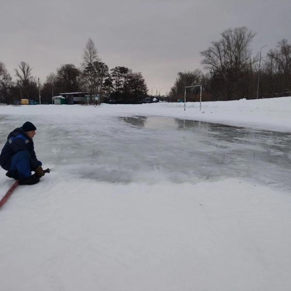 В Тамбове начали заливать самый большой уличный каток 